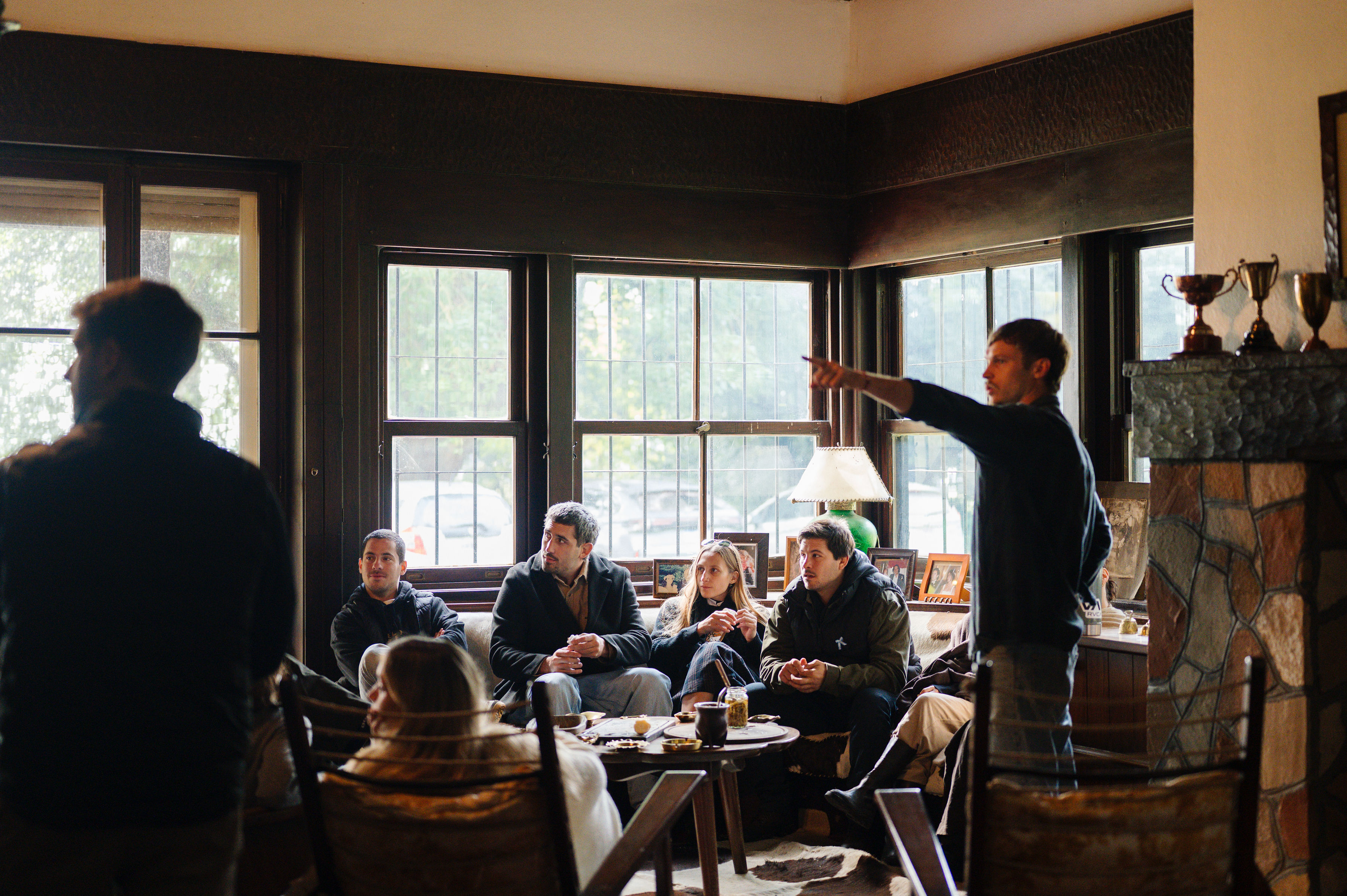 El living de la estancia, con la familia compartiendo historias